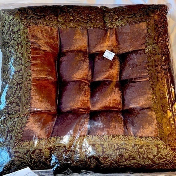 Taj Hotel Tufted Java Square Throw Pillow Taj Hotel Rich finishing silk - Picture 2 of 6